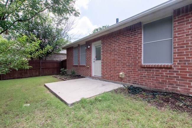 Building Photo - 2405 Spruce Ct