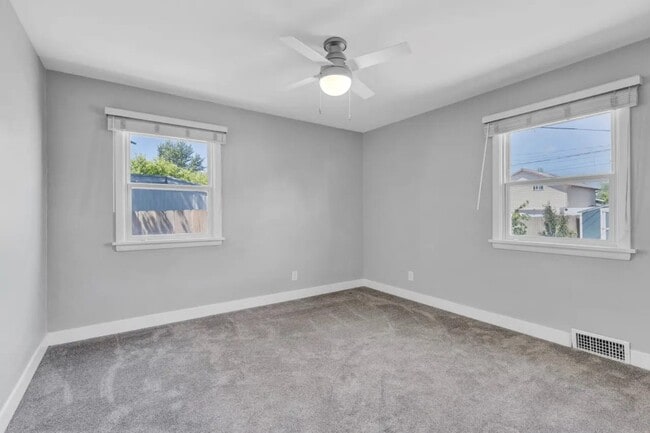 Building Photo - Kensington Avenue