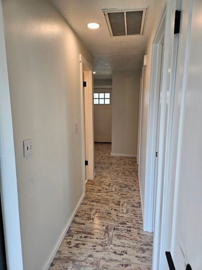 Building Photo - 3Bd/1Ba Single Story Home - For viewing!