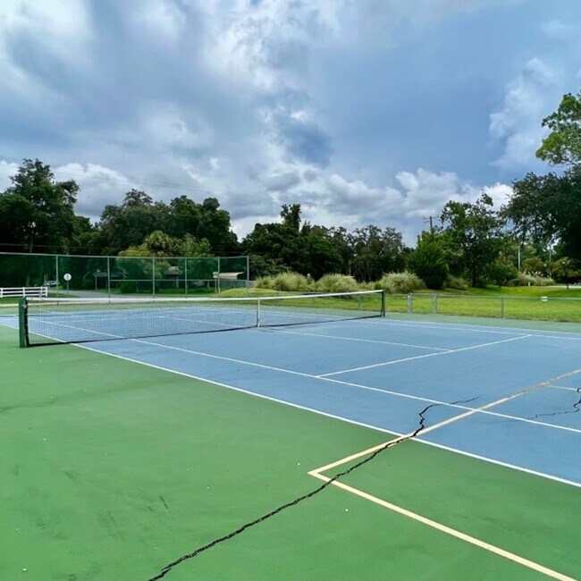 Building Photo - Two story condo with community pool!