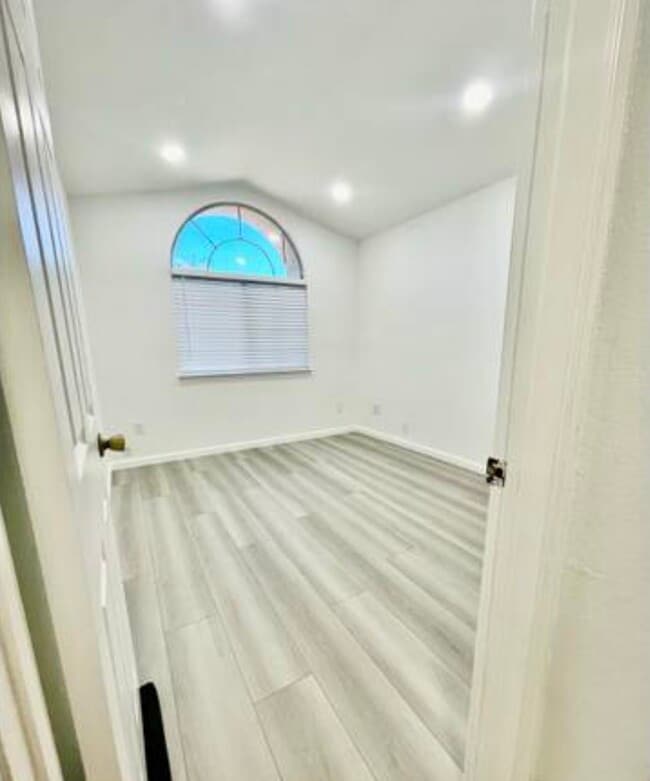 Building Photo - 2828 Hillcrest Ave