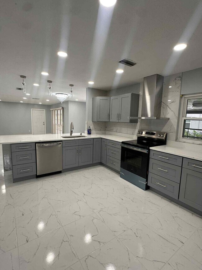 Building Photo - 1900 Manor Cir SE