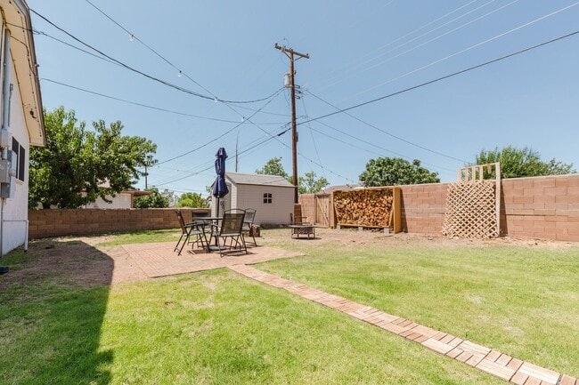 Building Photo - Adorable 3 Bedroom Home