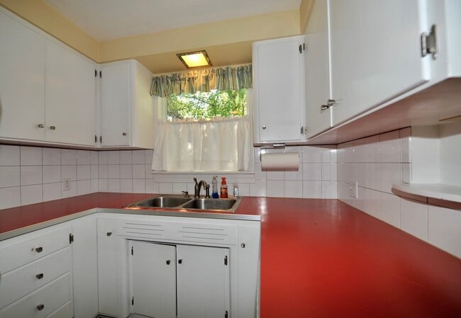 Building Photo - Charming 2 bed 1 bath bungalow with 2nd living room