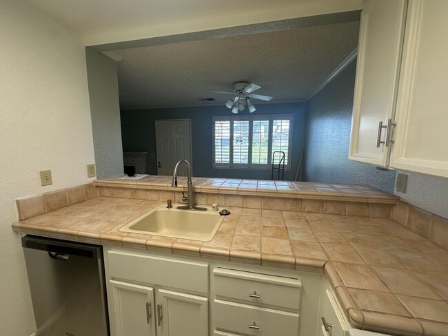 Building Photo - One Bedroom in a Great Community, Excellent Location, with a Pool!