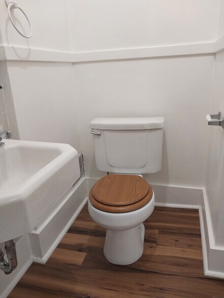 Bathroom - 410 W Columbia Ave