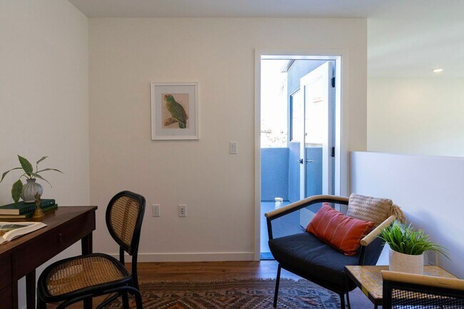 Interior Photo - 527 S Wilton Pl
