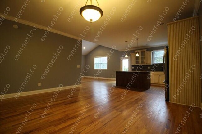 Building Photo - 610 Elinor St