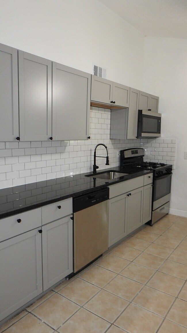 Building Photo - Newly rehabbed fully rehabbed 4 bed 2 bath...