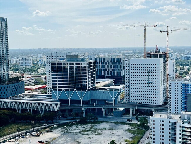 Building Photo - 851 NE 1st Ave