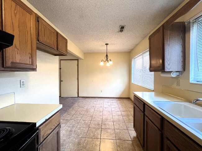 Building Photo - 2018 Rosewood Ct