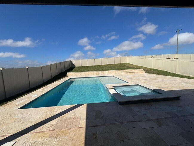 Building Photo - 16405 Silver Brk Wy