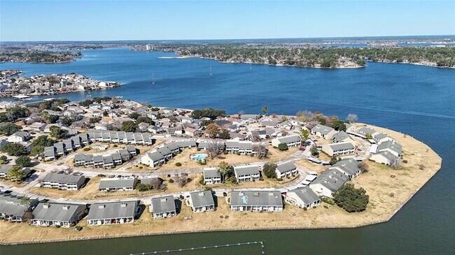 Building Photo - 164 April Point Dr S