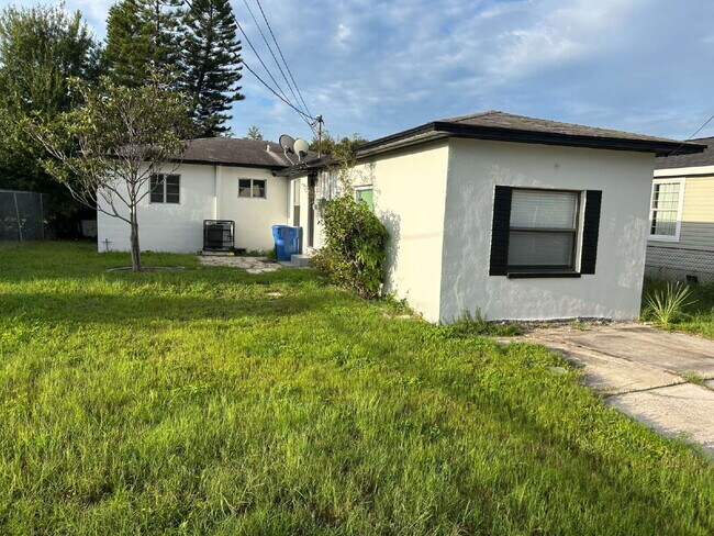 Building Photo - "Charming 3-Bedroom Home in St. Petersburg with Spacious 1,199 Sq Ft Layout!"