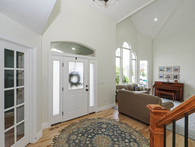 Building Photo - 4 Bedroom, 2.5 bathroom Bluffdale Home