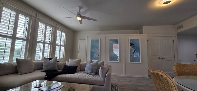 Building Photo - Recently remodeled condo near Baytown Wharf.