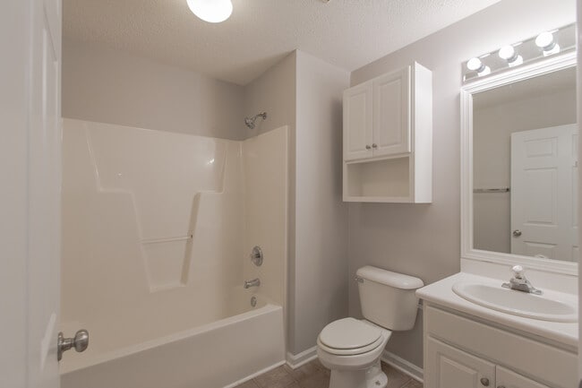 Guest bath with tub shower - 5005 Hunters Trl