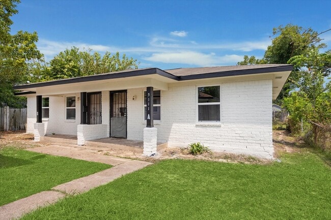 Primary Photo - 5111 Clover St