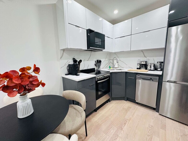 Building Photo - 347 E 78th St