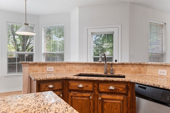 Building Photo - 5910 Spring Hill Dr