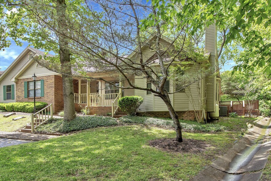 Building Photo - 816 Beazer Ln