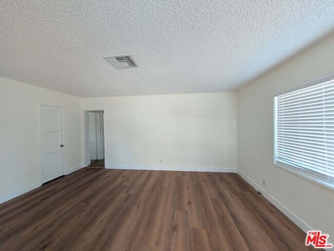 Building Photo - 7758 N Glenoaks Blvd