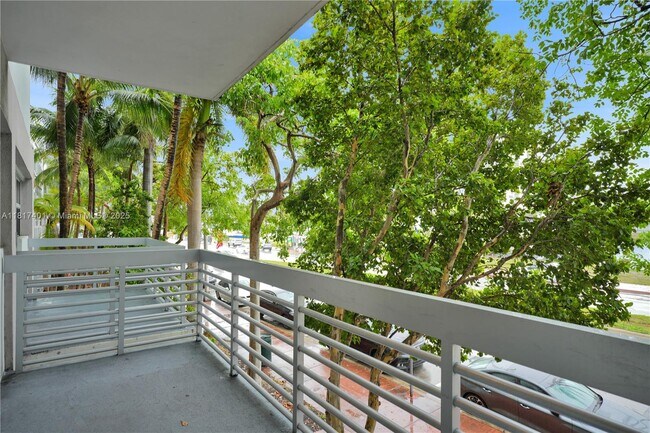 Building Photo - 4332 Collins Ave