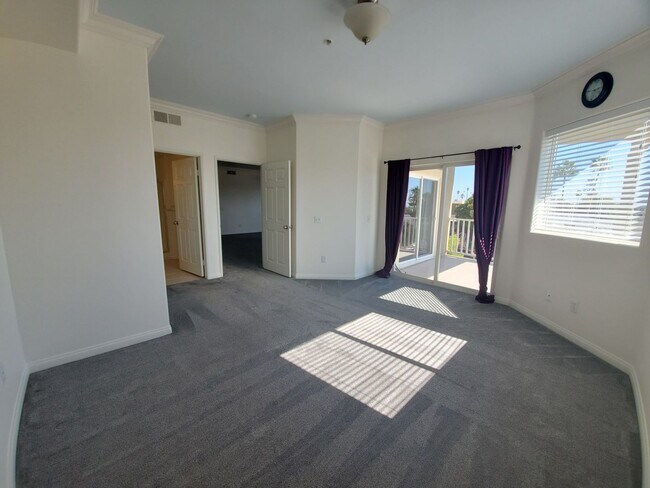 Building Photo - Gorgeous 3rd floor Corner Unit 3Bed/2Bath in Oceanside