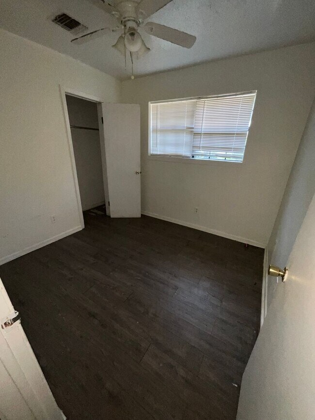 Building Photo - HOUSING SECTION 8 ONLY
