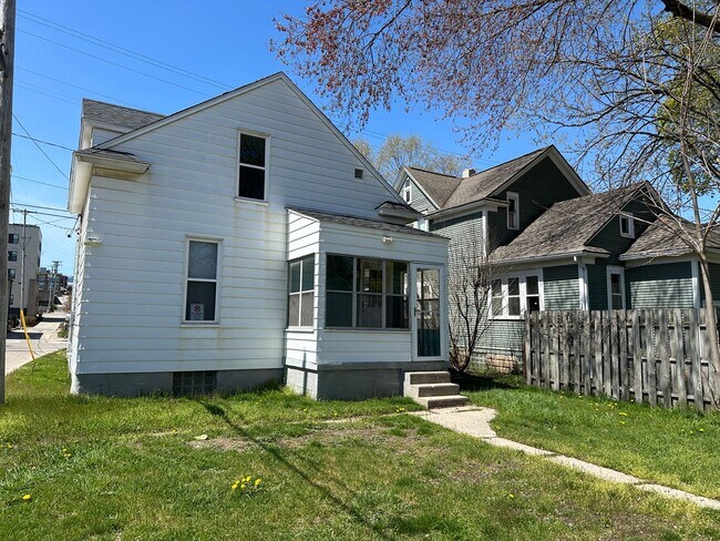 Building Photo - 414 Grand Ave NE