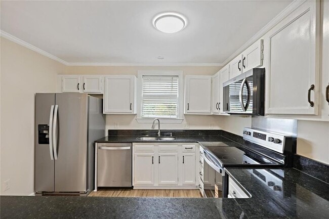 Building Photo - 911 Hollyfax Cir NE