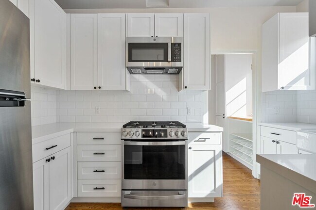 Building Photo - 1142 S Clark Dr