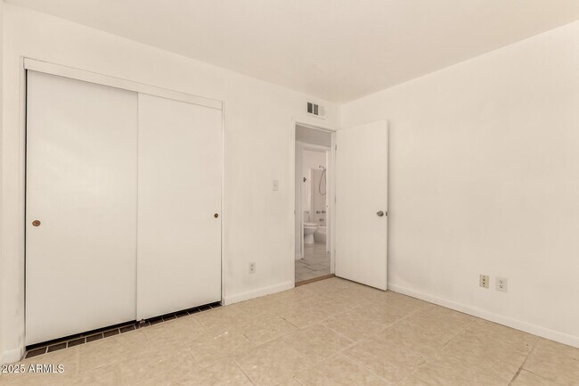 Building Photo - 5603 W Greenbriar Dr