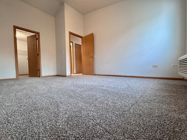 Building Photo - 2427 Silverstone Dr