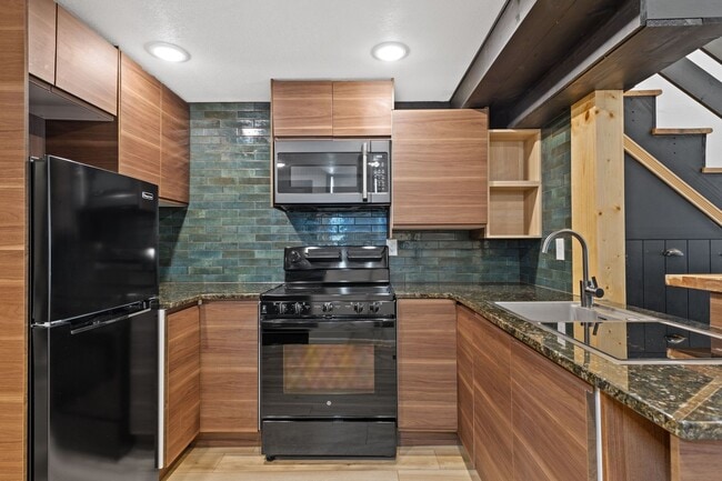 Building Photo - Modern 1-Bedroom Loft in Bay View – Update...