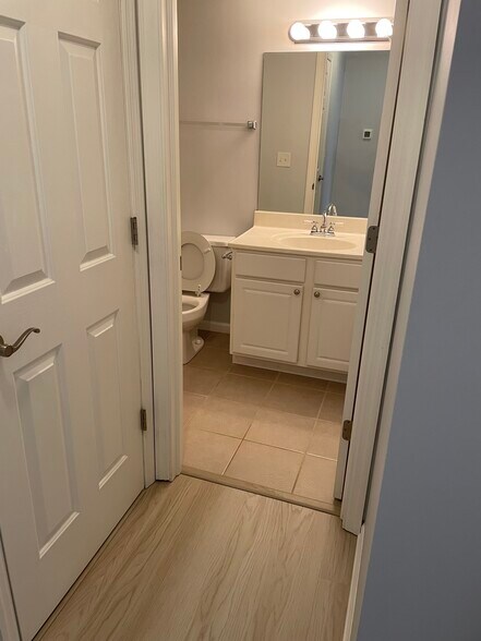 Building Photo - 2750 Greystone Dr