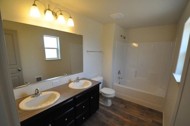Building Photo - 3BD/2BA Single Level Home located in the d...
