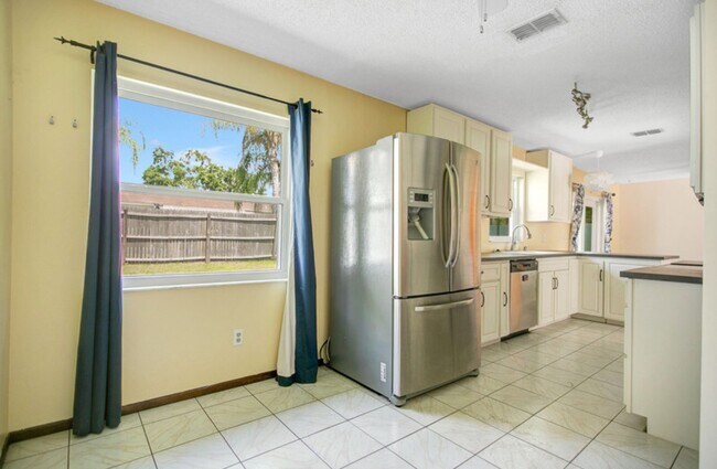 Building Photo - 137 Peppertree Dr