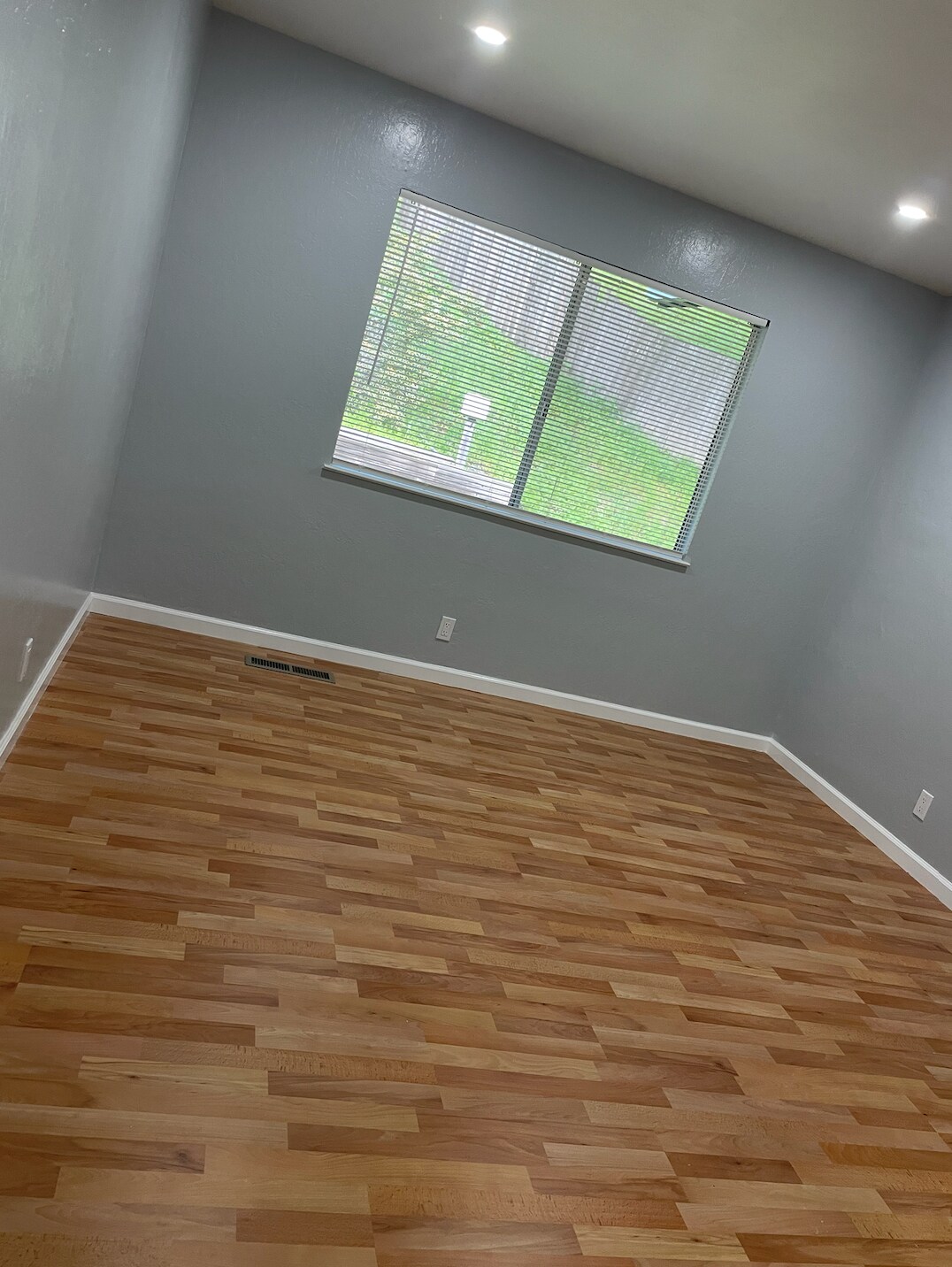 Large bedrooms - 11040 Eastbrook Ave