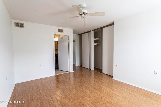 Building Photo - 73 Buckingham Dr N