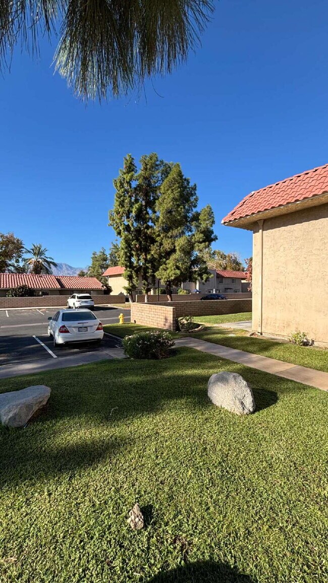 Building Photo - 2 Bedrooms Townhome Availble For Rent in Indio