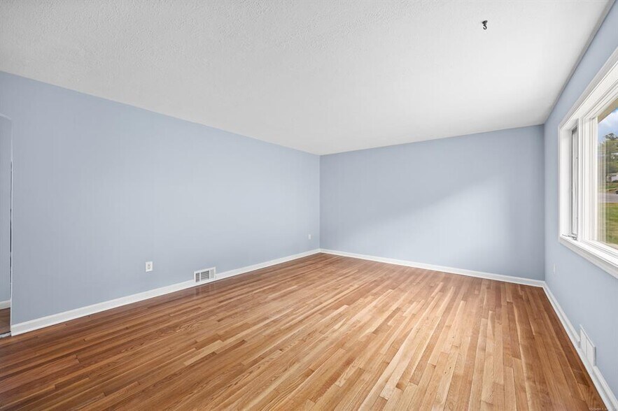 Living Room - 1325 Avon Blvd