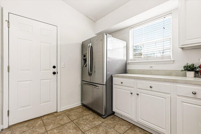 Building Photo - 335 Dreadnaught Ct