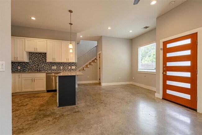 Building Photo - 1003 Valdez St