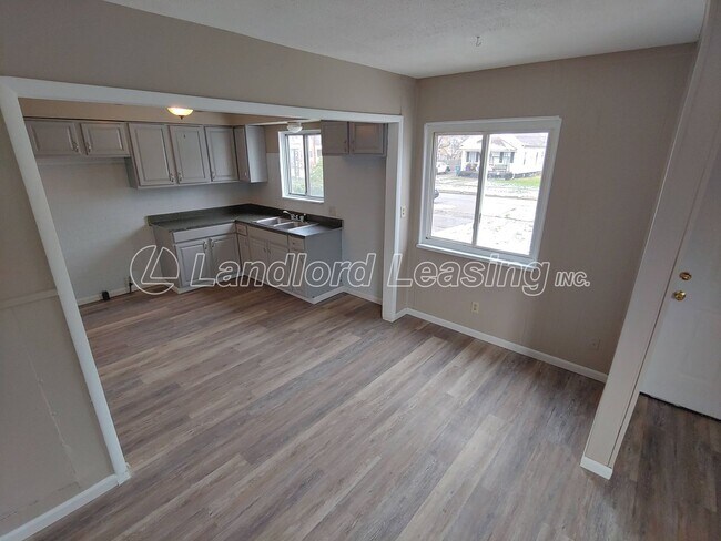 Building Photo - Reduced Deposit $595.00 Freshly painted 3 bedroom with new flooring throughout!