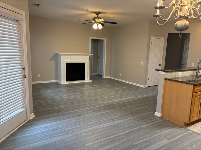 Building Photo - 3rd Level 3 Bedroom Condo in Ballantyne