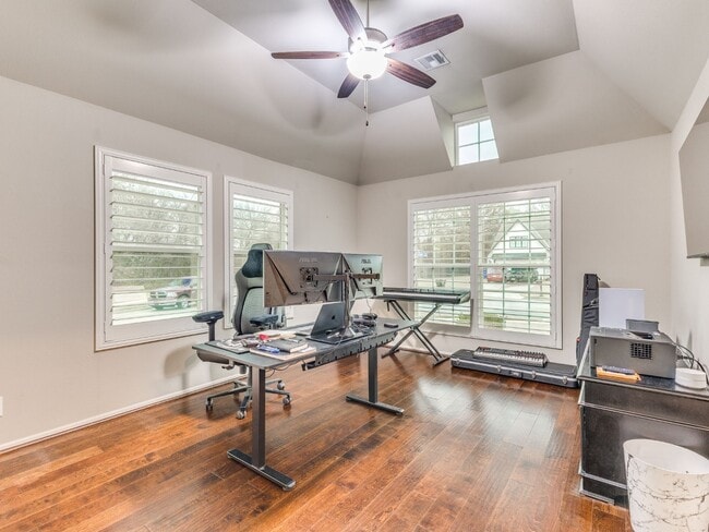 Building Photo - 2606 W Baton Rouge Pl