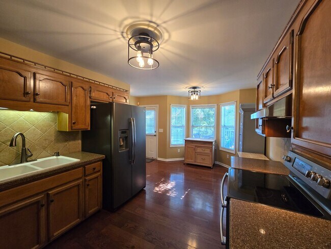 Building Photo - MOVE-IN SPECIAL!! $250 OFF First Month