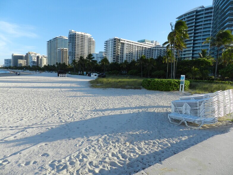 LIVE THE BEACH LIFE!! - 10230 Collins Ave