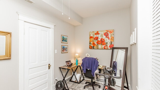 Building Photo - 2616 W Augusta Blvd